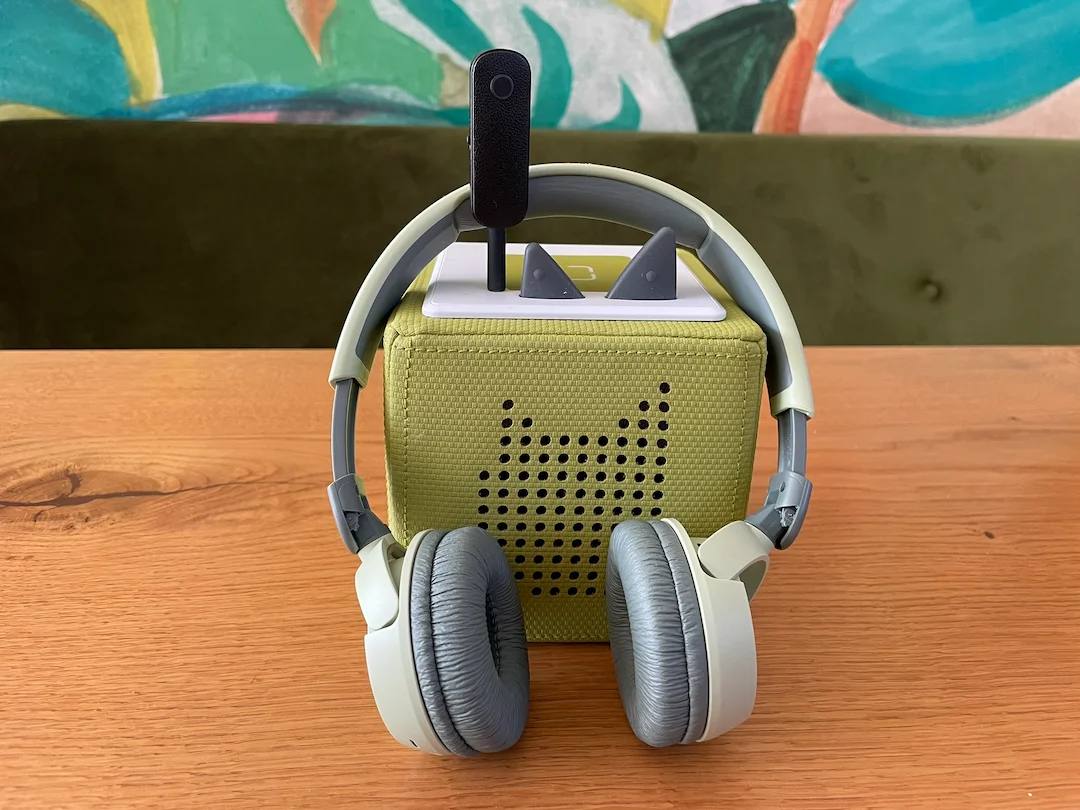 Die Toniebox mit dem UGREEN Bluetooth-Adapter und den JBL Jr310 Bluetooth-Kopfhörern