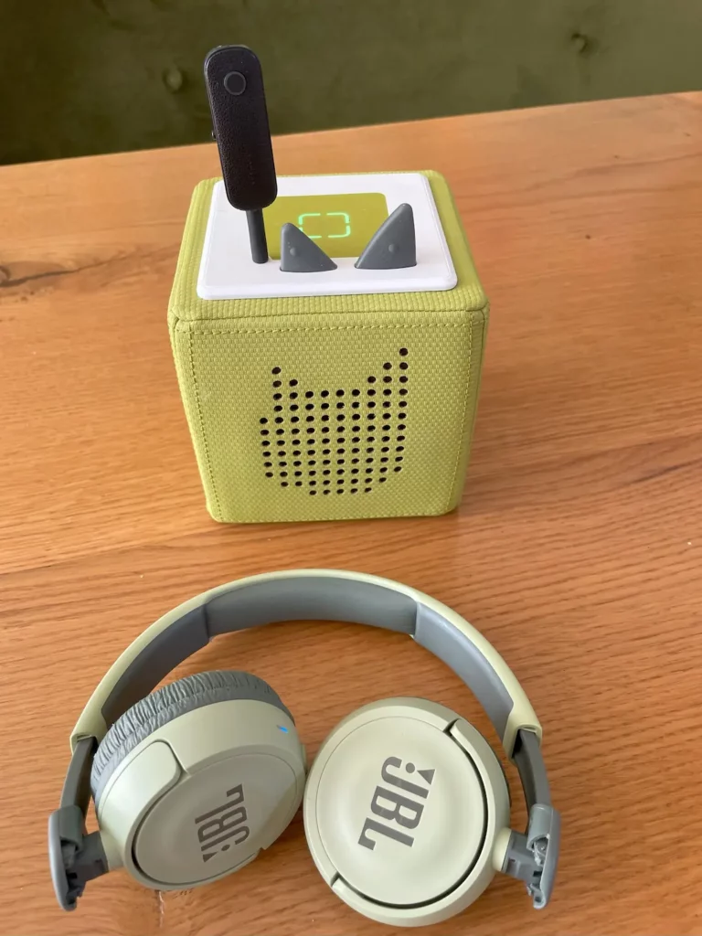 Die Toniebox mit dem UGREEN Bluetooth-Adapter und den JBL Jr310 Bluetooth-Kopfhörern