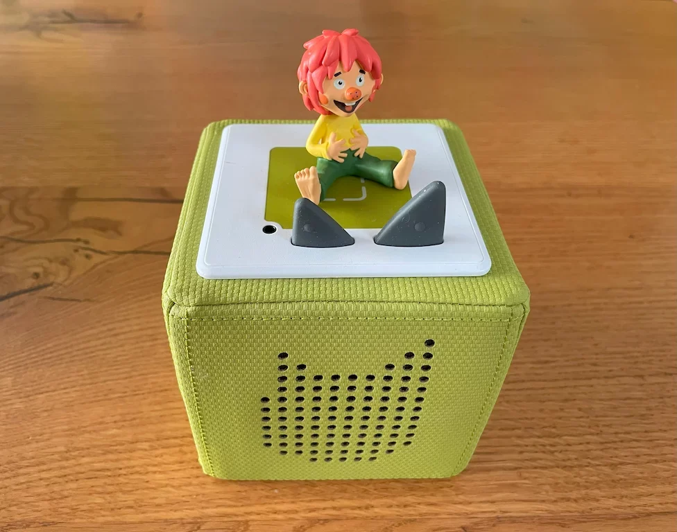 Die Toniebox in grün mit aufgesetzter Tonie-Figur "Pumuckl"