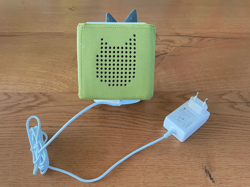 Toniebox laden - die Toniebox wird mit der Original-Ladestation geladen